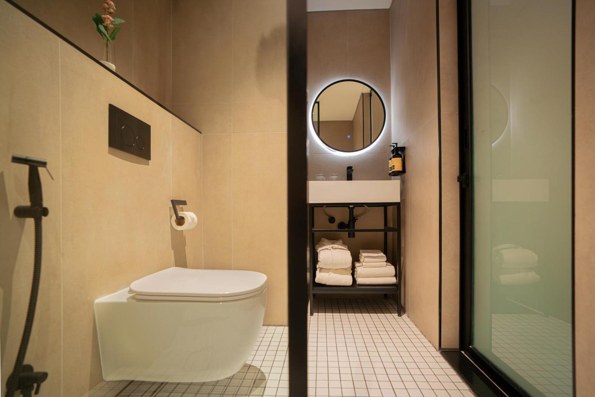 Hotel Auhotel -zayed International Airport-located In Transit Area -onwards Boarding Pass Required *
